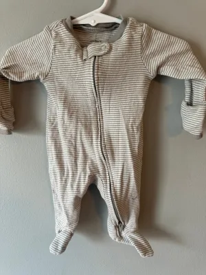 Carters footy pajamas Tan stripes - size Kids Clothing:            Preemie & Newborn