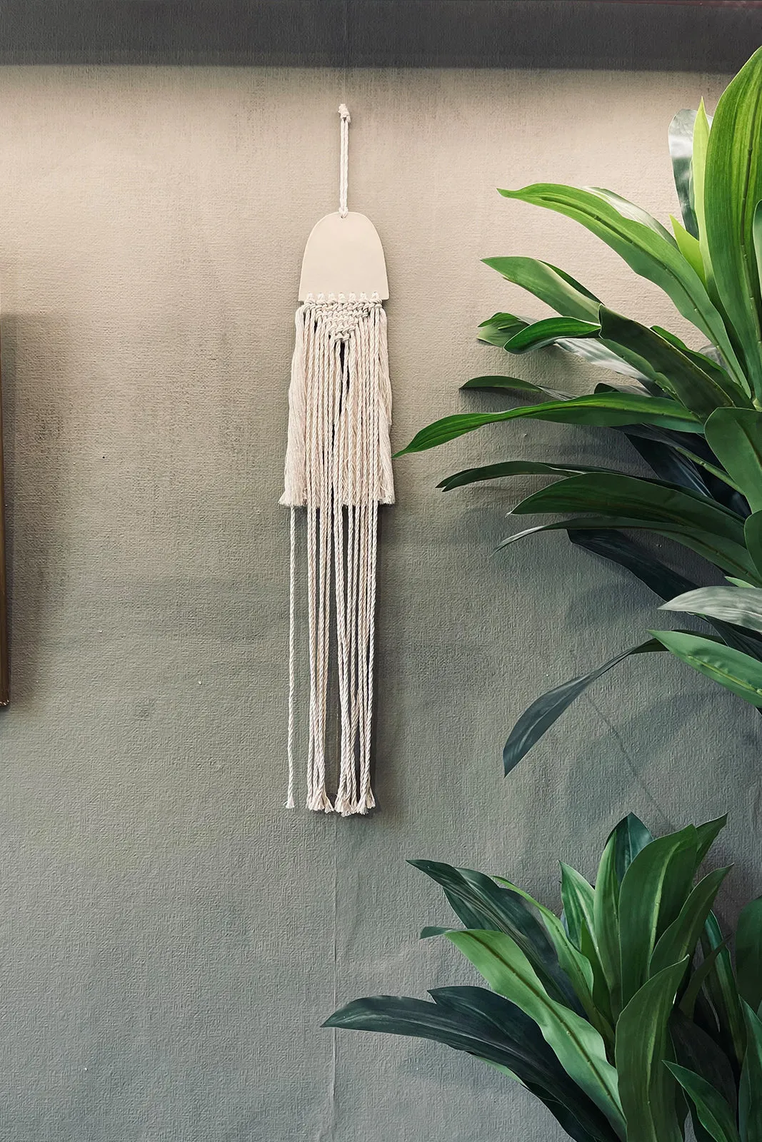 Ceramic macrame decoration beige