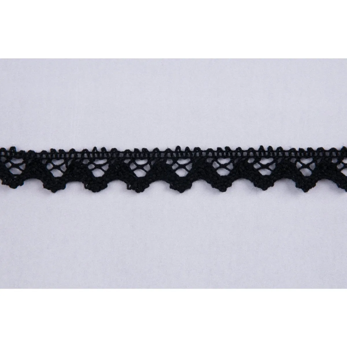 Cotton Lace Trim: 16mm wide: Black. Price per metre.