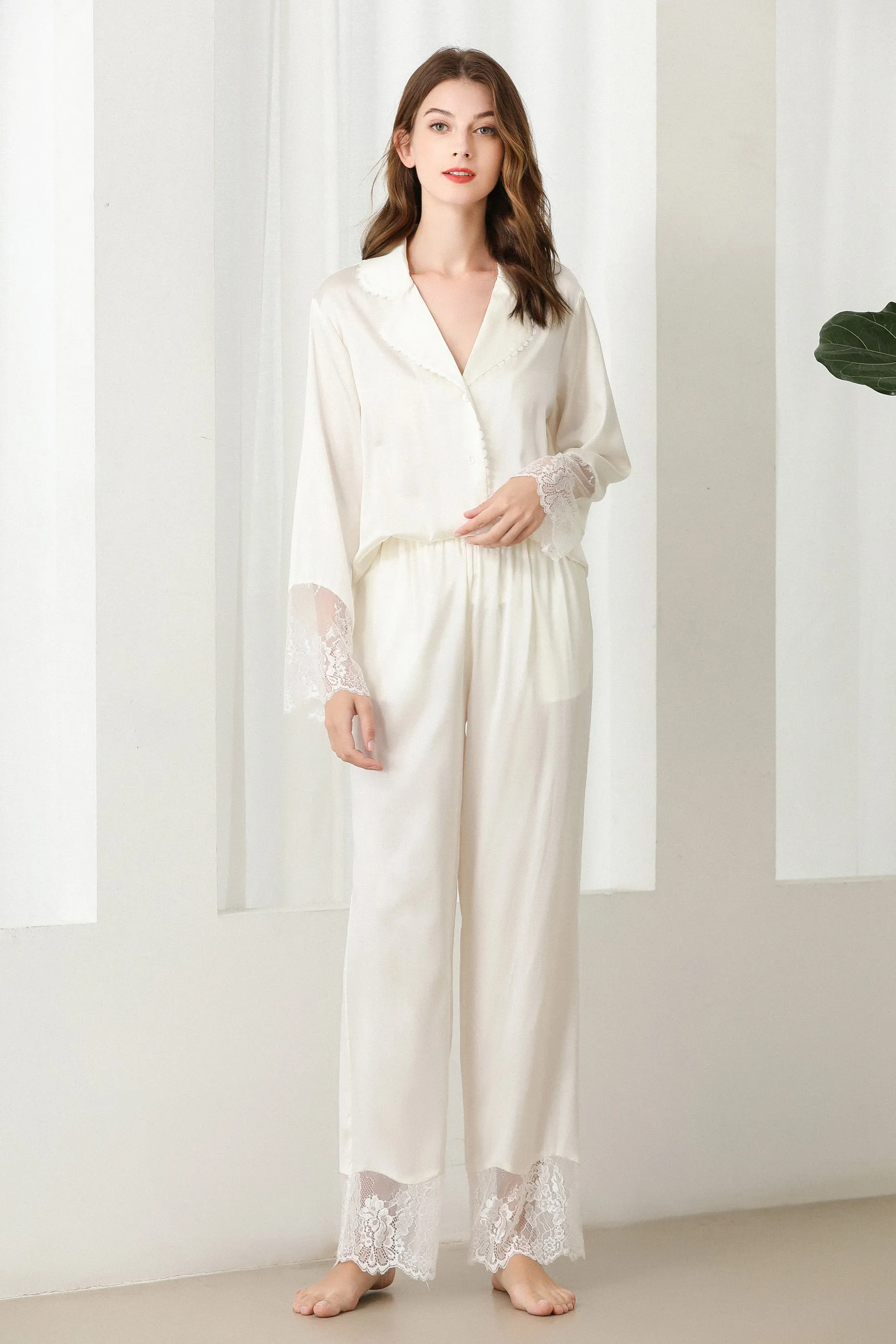 Lykke Home | 19 Momme Mulberry Silk Lace Pajama Set