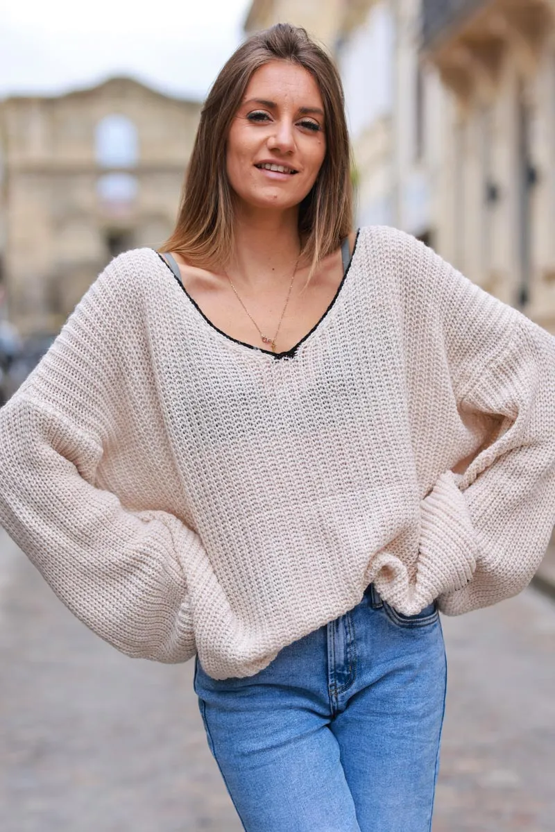 Pull grosse maille style crochet beige col v détail liseré noir