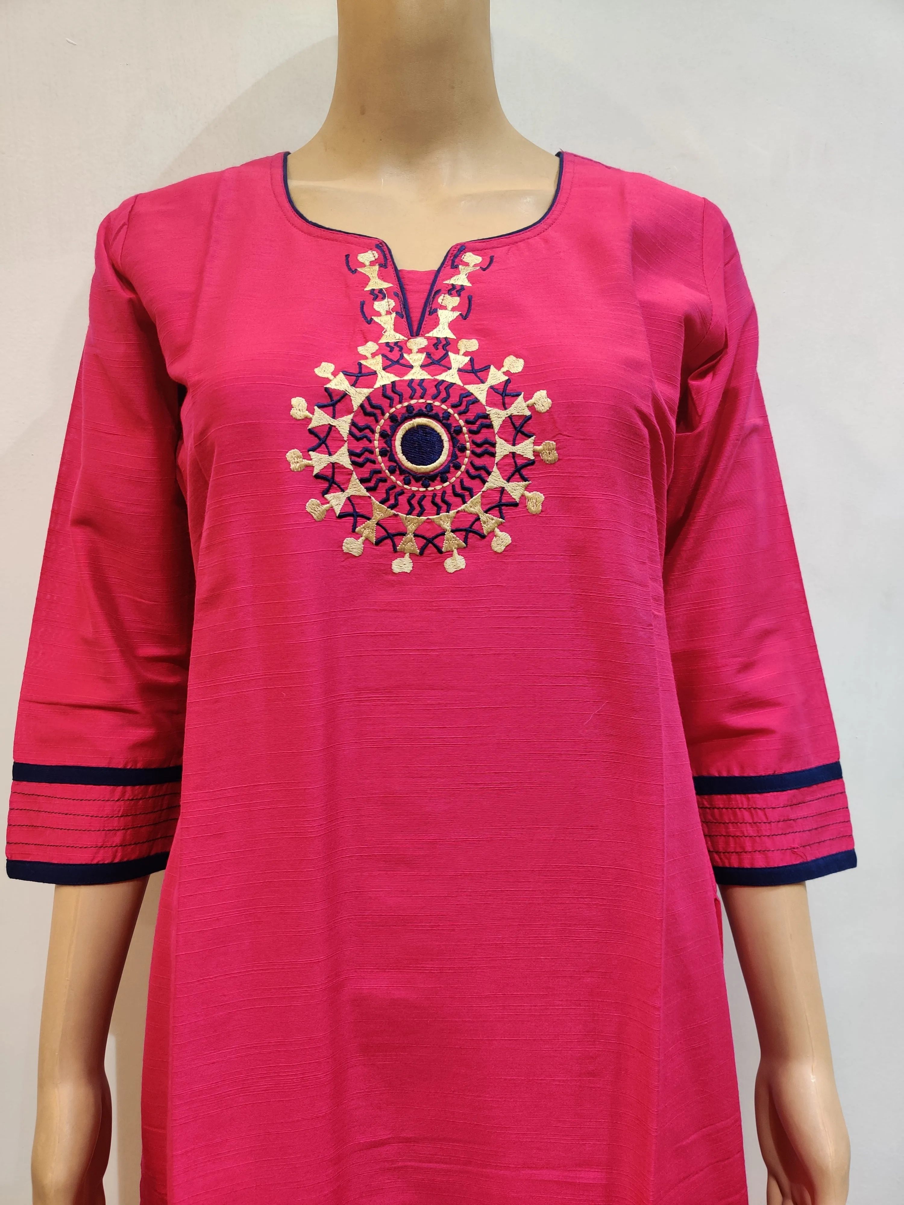 Raeemuniya Kurti
