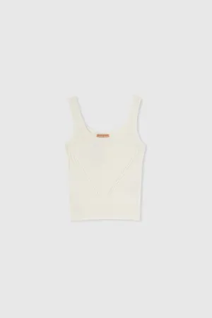 Tank top with micro braids.