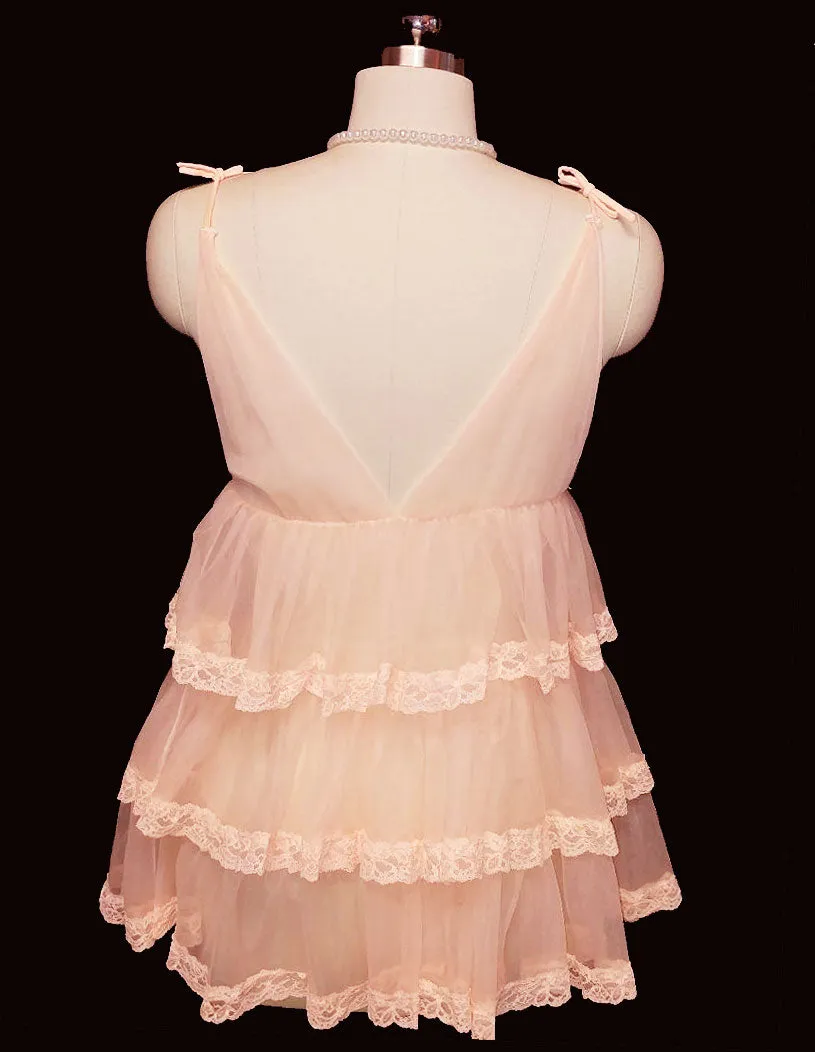 *VINTAGE LACE & SHEER NYLON BABY DOLL GRAND SWEEP SHORTY NIGHTGOWN WITH ADORABLE TIERED FLOUNCES IN PEACH BLOSSOM - NEARLY 17 FEET IN CIRCUMFERENCE