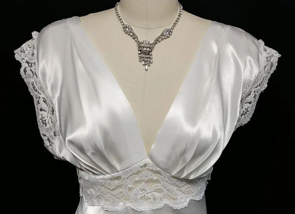 VINTAGE LUXURIOUS BRIDAL TROUSSEAU GLEAMING SATIN &  LACE BIAS NIGHTGOWN