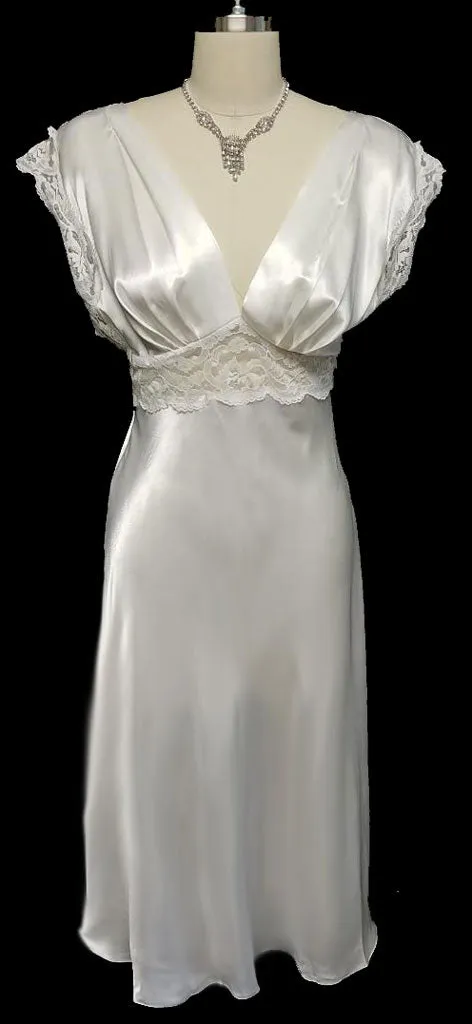 VINTAGE LUXURIOUS BRIDAL TROUSSEAU GLEAMING SATIN &  LACE BIAS NIGHTGOWN
