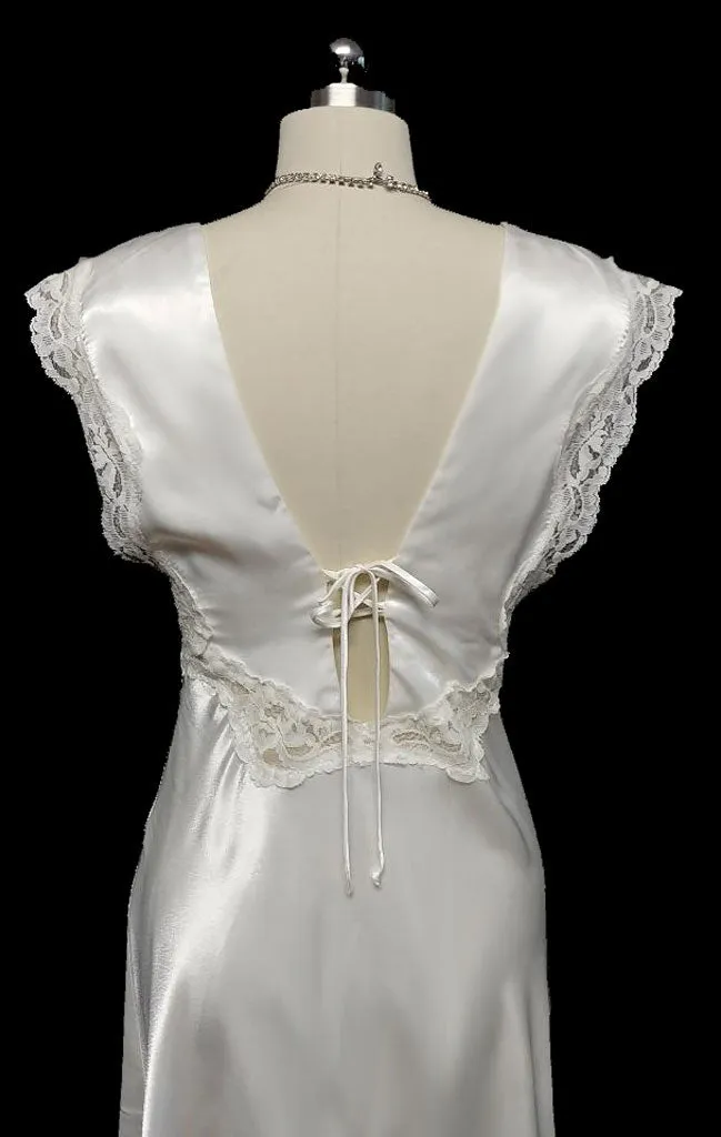 VINTAGE LUXURIOUS BRIDAL TROUSSEAU GLEAMING SATIN &  LACE BIAS NIGHTGOWN