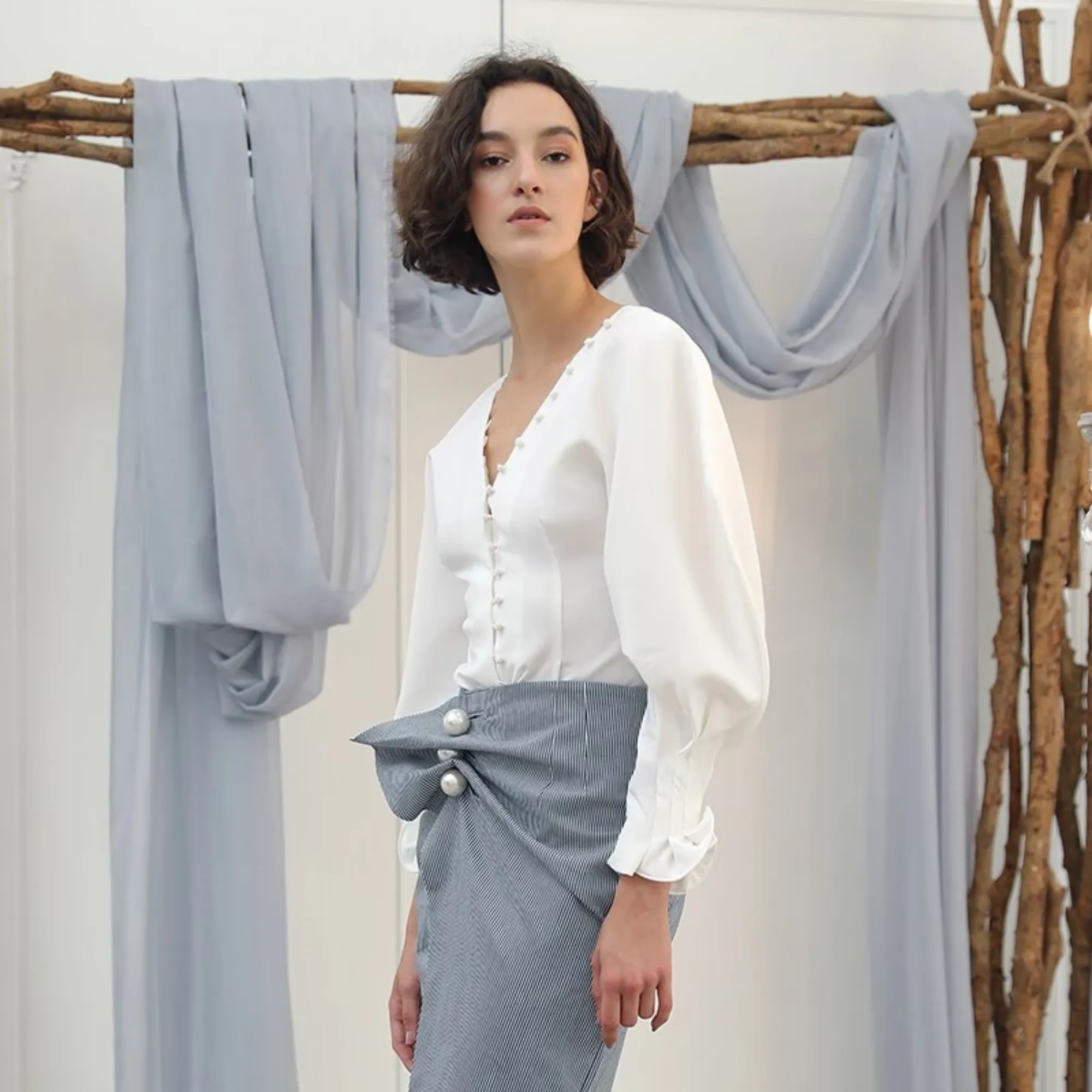Women's Polyester V-Neck Lantern-Sleeved Slim Blouse